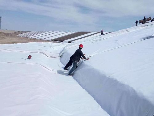 湖北某河道治理工程水泥毯施工現場